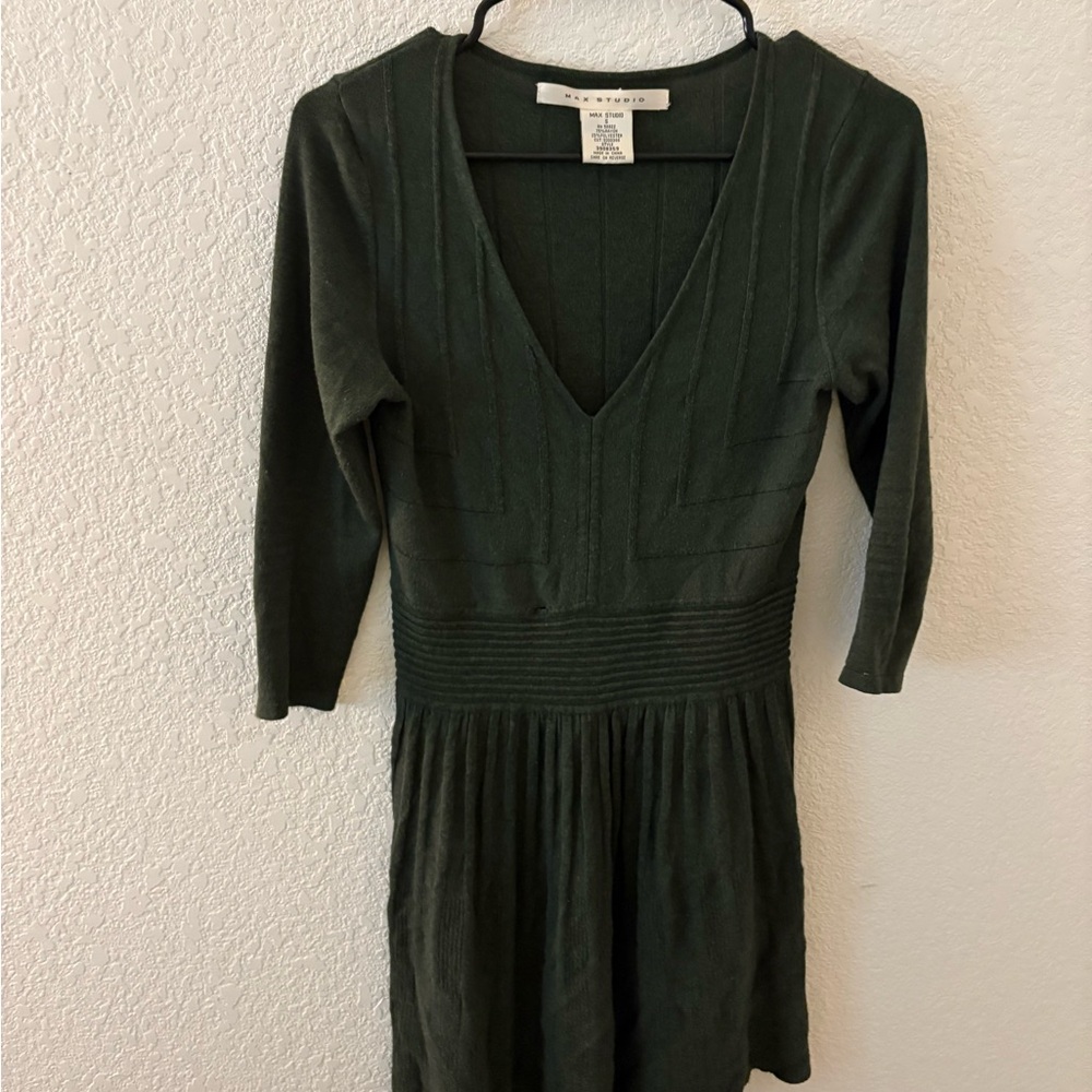 Max Studio Elegant Green Knit  V-Neck Dress